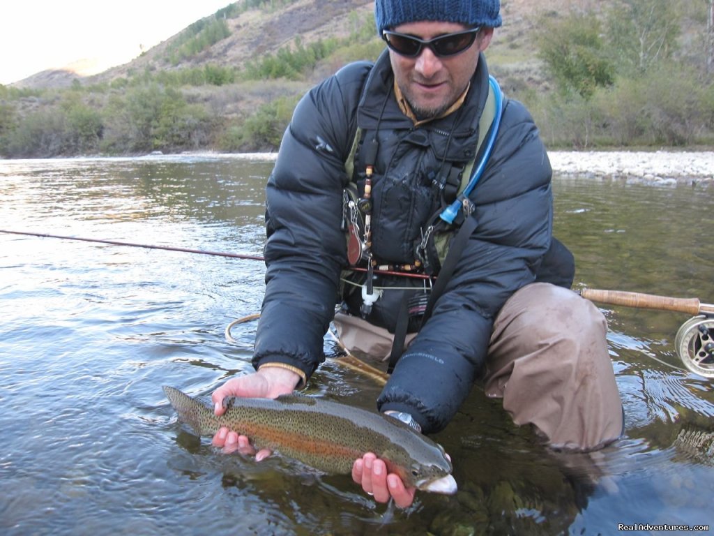 Fly Fishing for Rainbow (photo: M. Maciaszek) | Southern Yosemite Mountain Guides | Image #14/19 | 