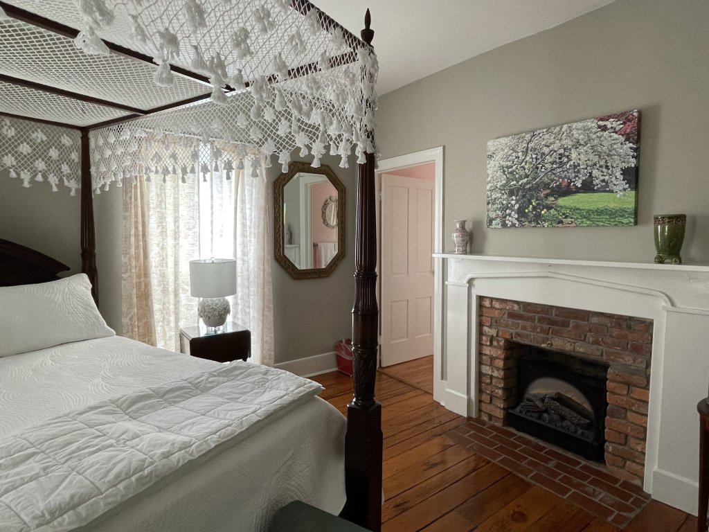 Room 1 | Thomas Shepherd Inn | Shepherdstown, West Virginia  | Bed & Breakfasts | Image #1/7 | 