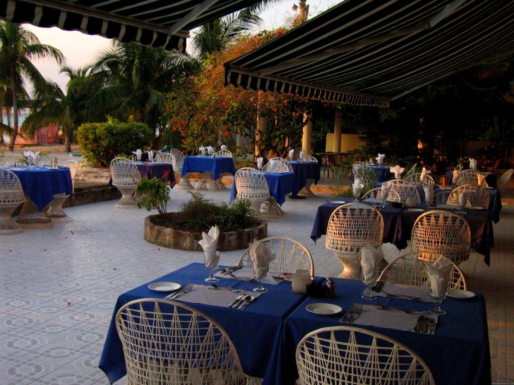 Alfresco dinning by the sea | Charela Inn | Image #8/8 | 