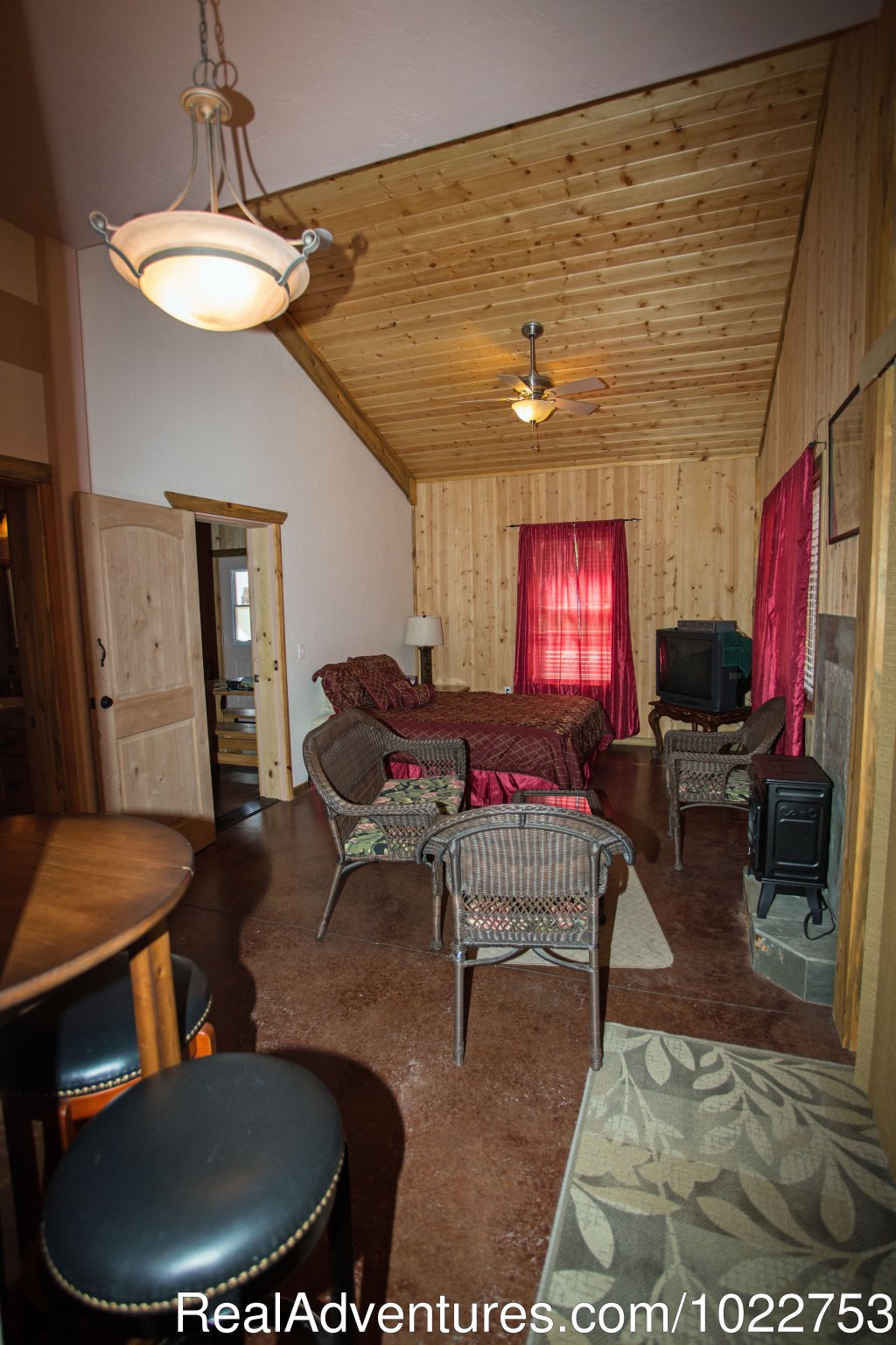 Homestead Pond Queen Suite | DiamondStone Guest Lodges,  gems of Central Oregon | Image #12/16 | 