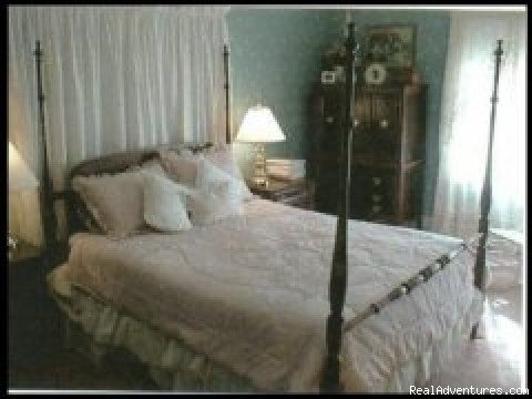 Queen Four poster / Pt. bath | Tucker Hill Inn | Image #3/4 | 