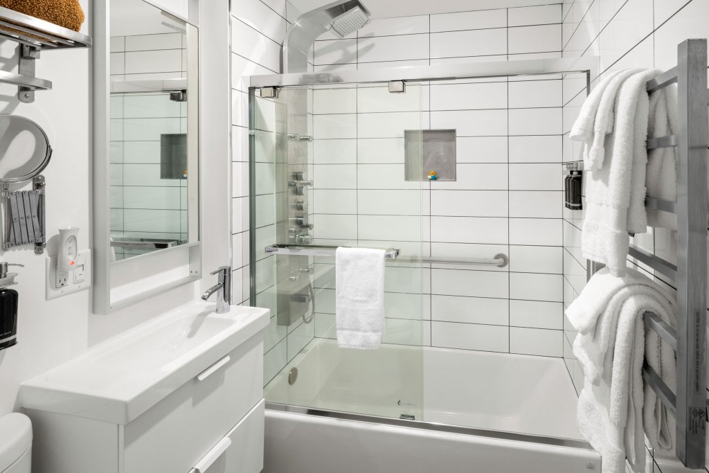 Soaking Tub & Shower Combo | Silverbow Inn | Image #20/29 | 