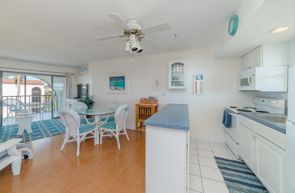 Living Room | Marco Island Waterfront Fun Anglers Cove Resort | Image #8/17 | 