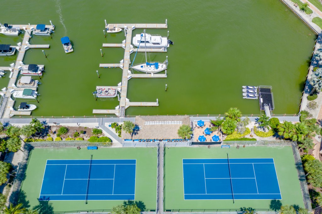 Dining Area | Marco Island Waterfront Fun Anglers Cove Resort | Image #5/17 | 