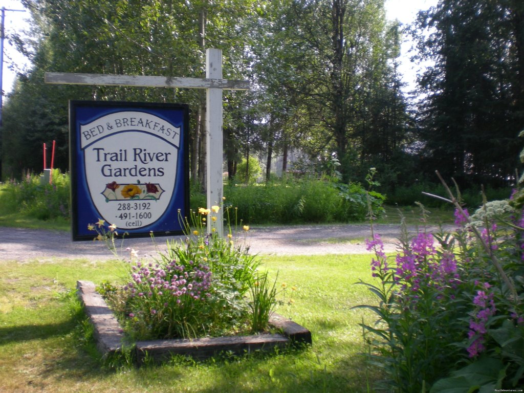 Scenic Alaska River Cottage | Trail River Gardens Cottage | Image #2/13 | 