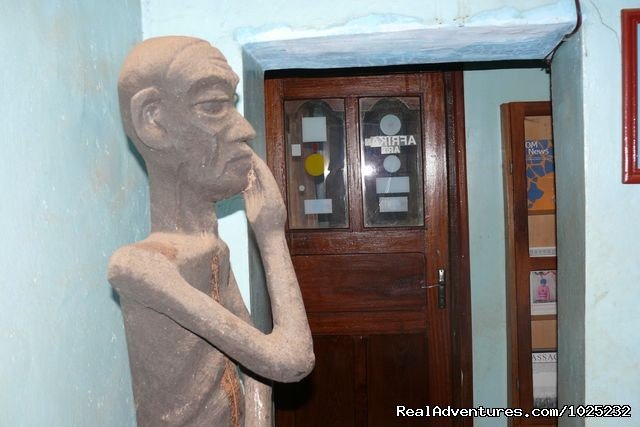 Mus'Art Gallery, Statue by John Musa | Mus'Art Gallery: Grass-fields Arts Museum Cameroon | Image #11/24 | 