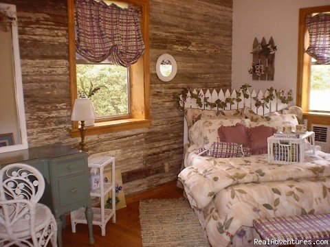 Plum Patch Guest Room | East Texas Retreats, Reunions, & Group Getaways! | Image #4/4 | 