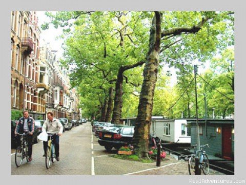 Phildutch - Amsterdam Houseboat - street | Phildutch Amsterdam Bed and Breakfast | Image #2/10 | 