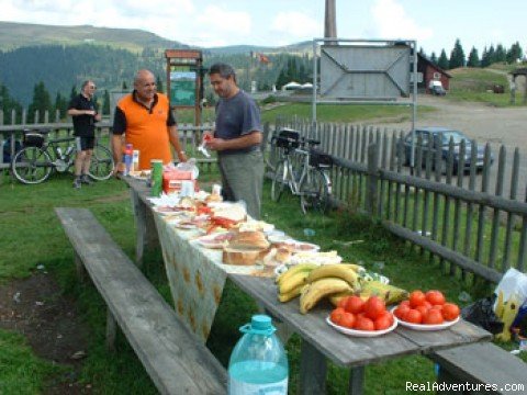 Is time for picnic lunch