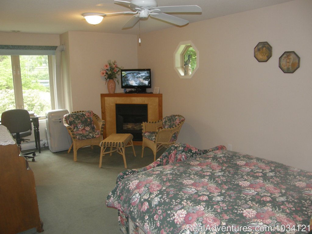 Guestoom 6 | Cedar Wood Lodge Bed & Breakfast Inn | Image #12/26 | 