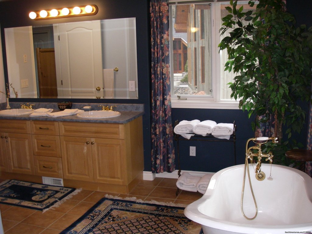 Ensuite bathroom | Sun Peaks Resort Private Post &Beam Chalet | Image #7/23 | 