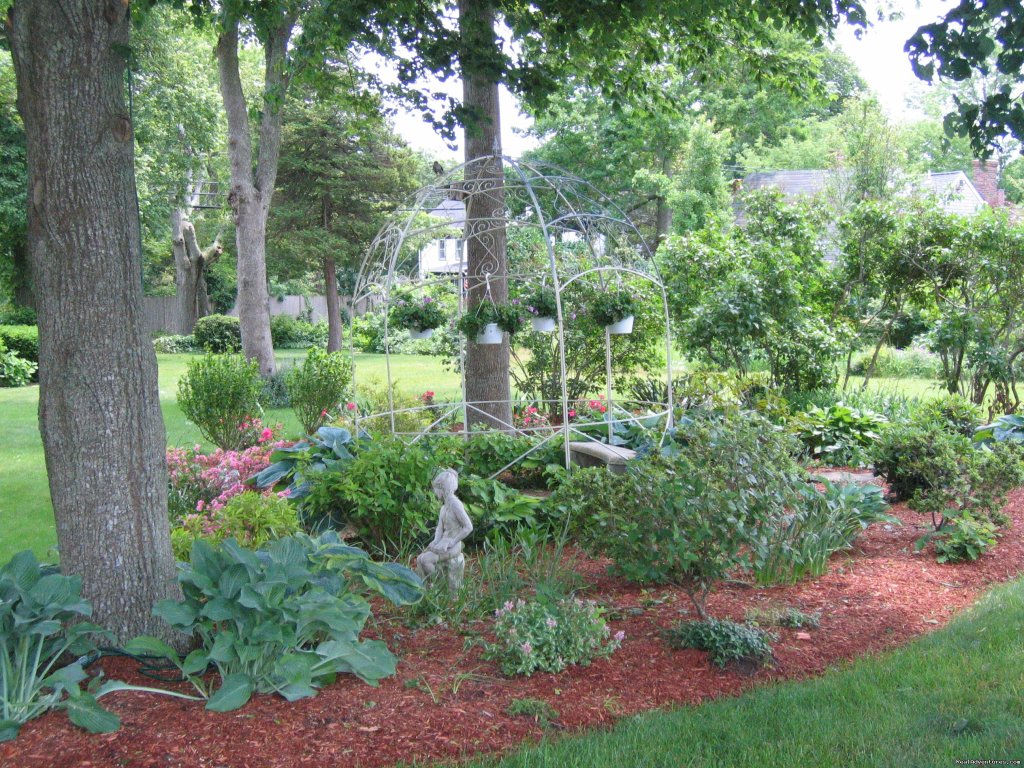 Gezebo Garden | Romantic Cape Cod B&B Captain Farris House | Image #4/7 | 