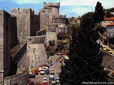 Citty walls that extends all around the Old Town | DUBROVNIK OLD TOWN Accomodations | Image #9/10 | 