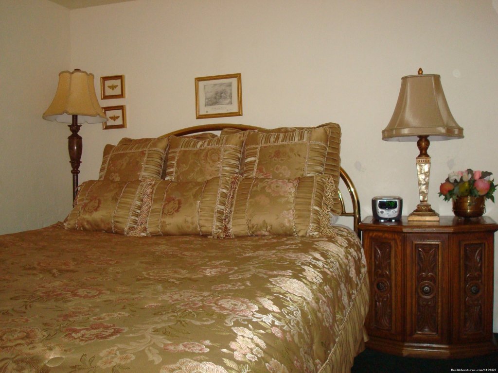 MASTER BEDROOM  | Pikes Peak Cabin  By Garden Of The Gods | Image #11/22 | 