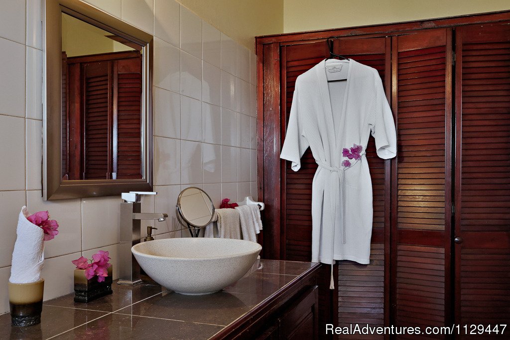 On of the bathrooms upstairs | Villa Capri for retreats, wedding, birthday, group | Image #5/21 | 