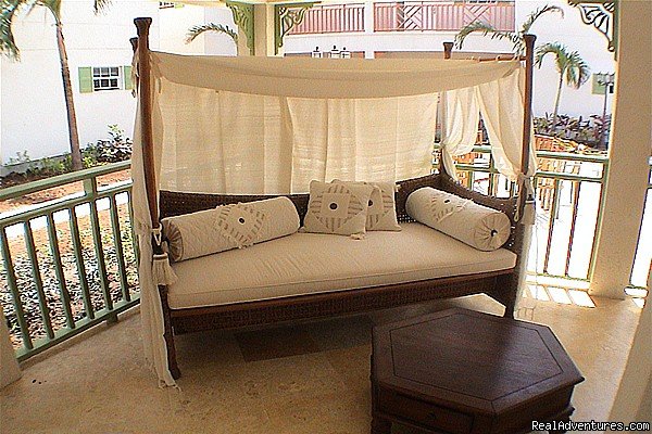 Love Seat @ Aqua Vista | Bay Gardens Beach Resort & Spa - Family Fun | Image #9/15 | 