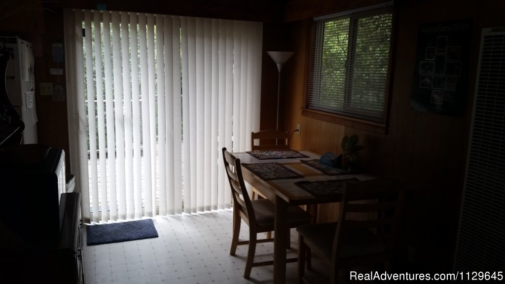 Dining area | Hot Springs Cabin Rentals Sequoia Nat'l Monument | Image #3/7 | 