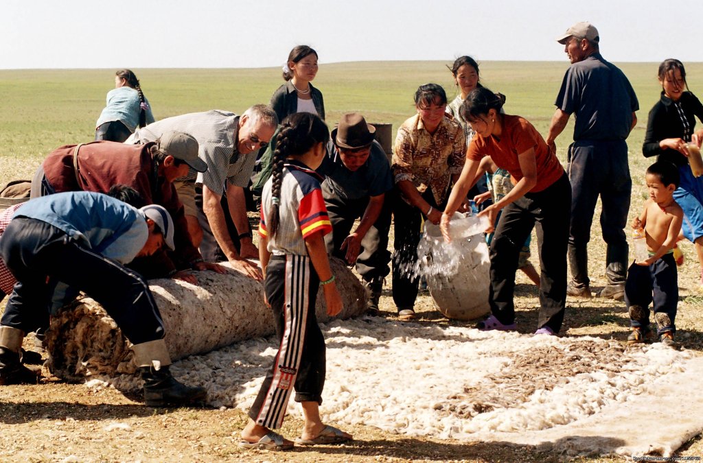 Felt making | Discover Gobi desert with Idre's tour in Mongolia. | Image #10/25 | 