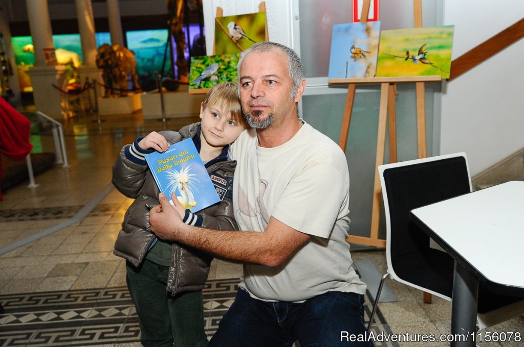 your guide in the Danube Delta with his book and a fan | Eco Tours-birdwatching | Image #19/23 | 