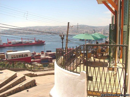 The common terrace. | Casa Hostal 199 Valparaíso best view, B & B | Image #5/10 | 