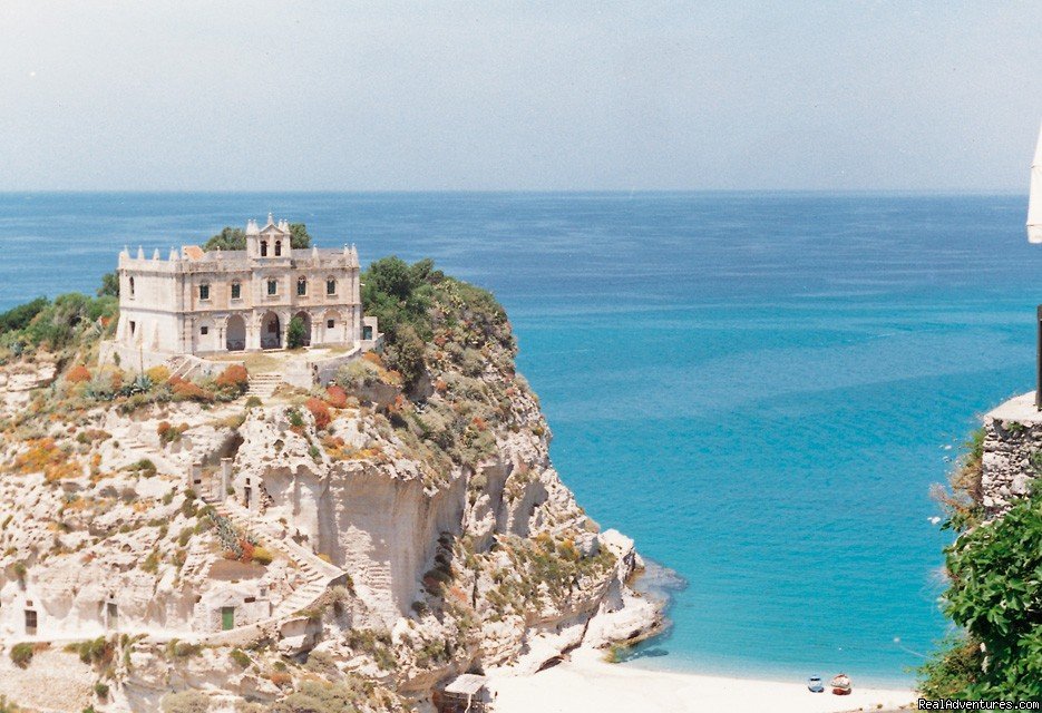 L'isola: The symbol of Tropea and the Piccola UniversitÃƒï¿½ | Piccola Università Italiana | Tropea, Italy | Language Schools | Image #1/1 | 