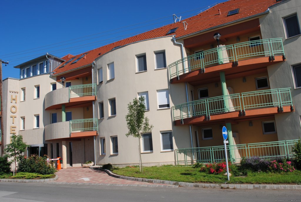 Main entrance | Hotel Makar Sport & Wellness | Pécs, Hungary | Hotels & Resorts | Image #1/10 | 