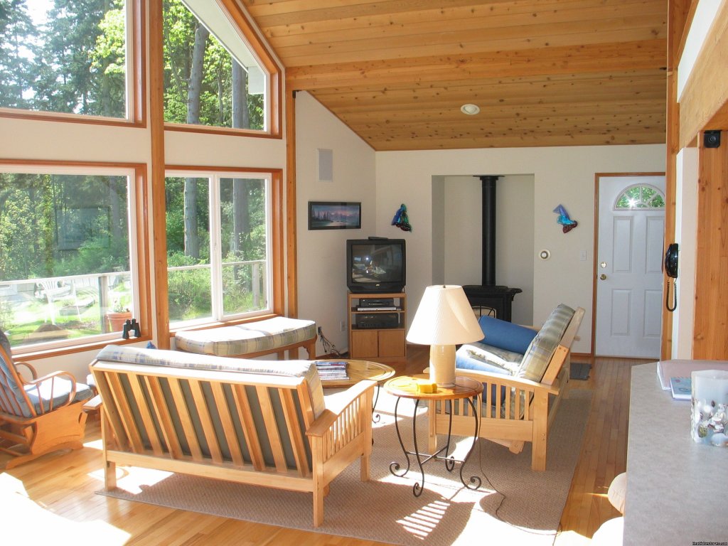 Living room | Olympic Peninsula's Oak Bay Getaway | Image #5/8 | 