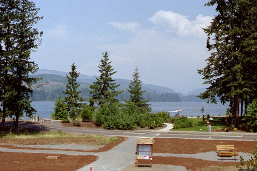 Walkway to the Foster Lake and Marina | Edgewater RV Resort and Marina at Foster Lake | Image #5/15 | 