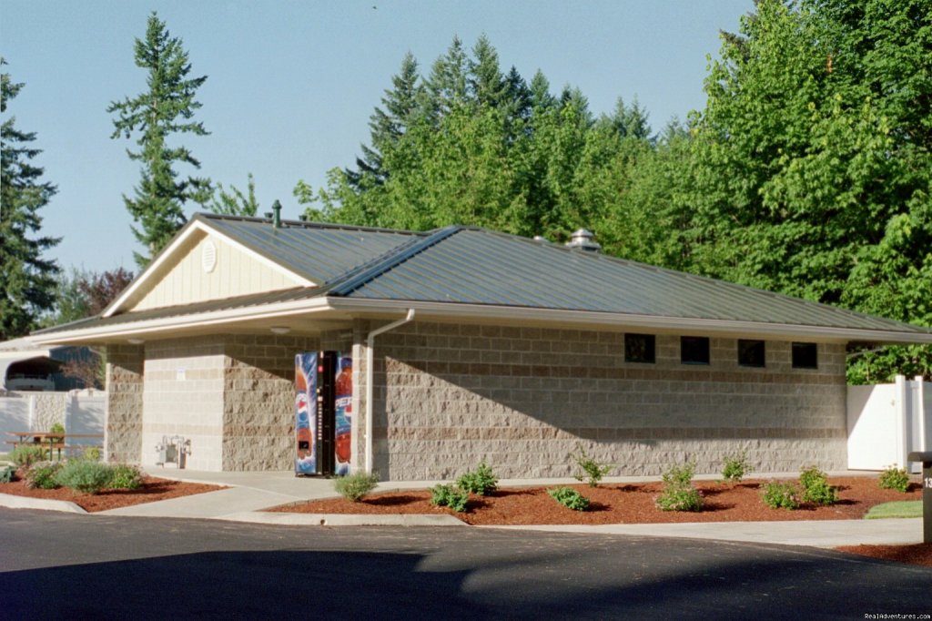 Large clean restrooms | Edgewater RV Resort and Marina at Foster Lake | Image #10/15 | 