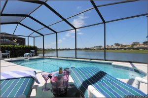 Stunning Lakeside Villa, 4 Miles to Disney