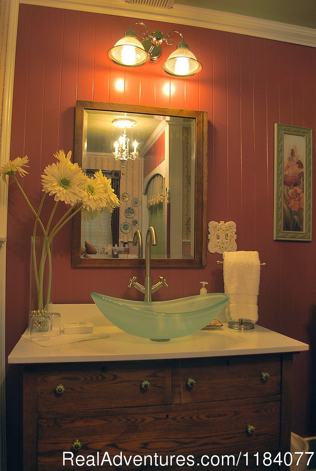 1st floor Sonora bath | Applesauce Inn B&B | Image #3/7 | 