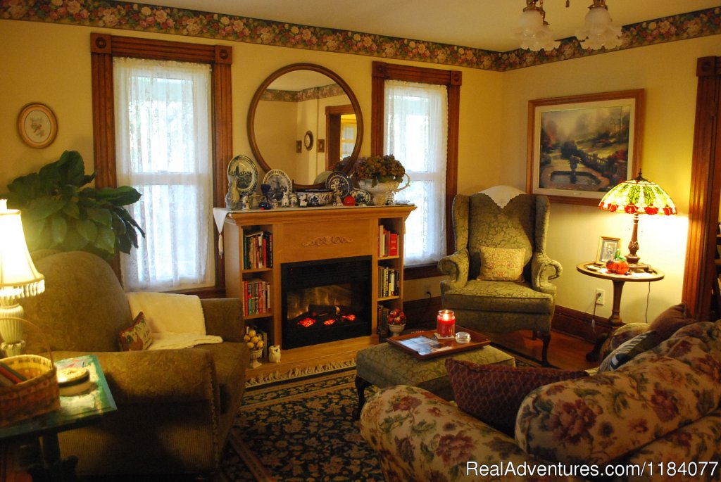 Parlor sitting area | Applesauce Inn B&B | Image #7/7 | 