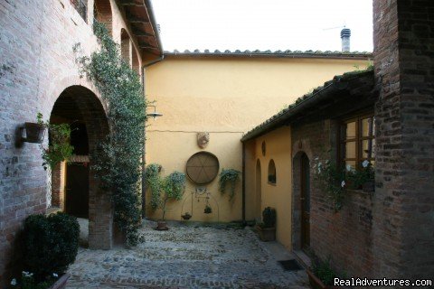 Court | Romantic weeks  in Agriturismo  Renaccino | Image #8/12 | 