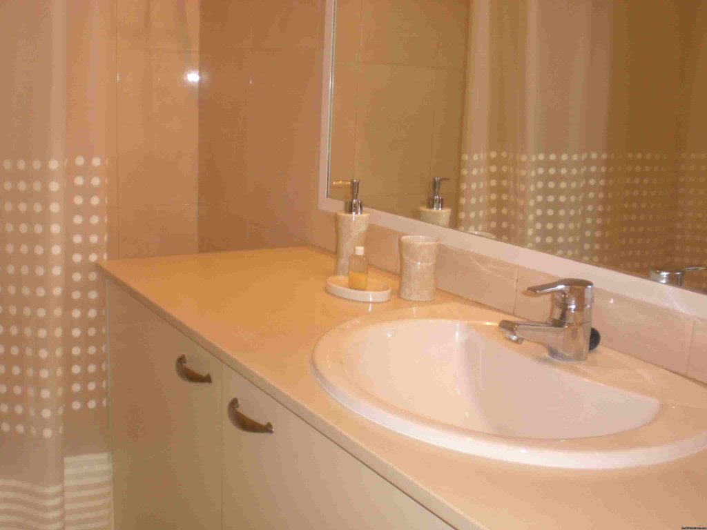 A Bathroom | HERZLYA Marina: Spacious beachfront apartment | Image #8/15 | 