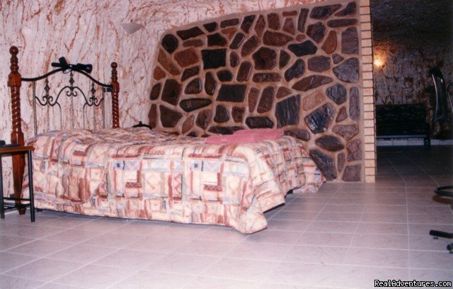 Underground Motel Room | Underground Accommodation | Coober Pedy, Australia | Youth Hostels | Image #1/6 | 