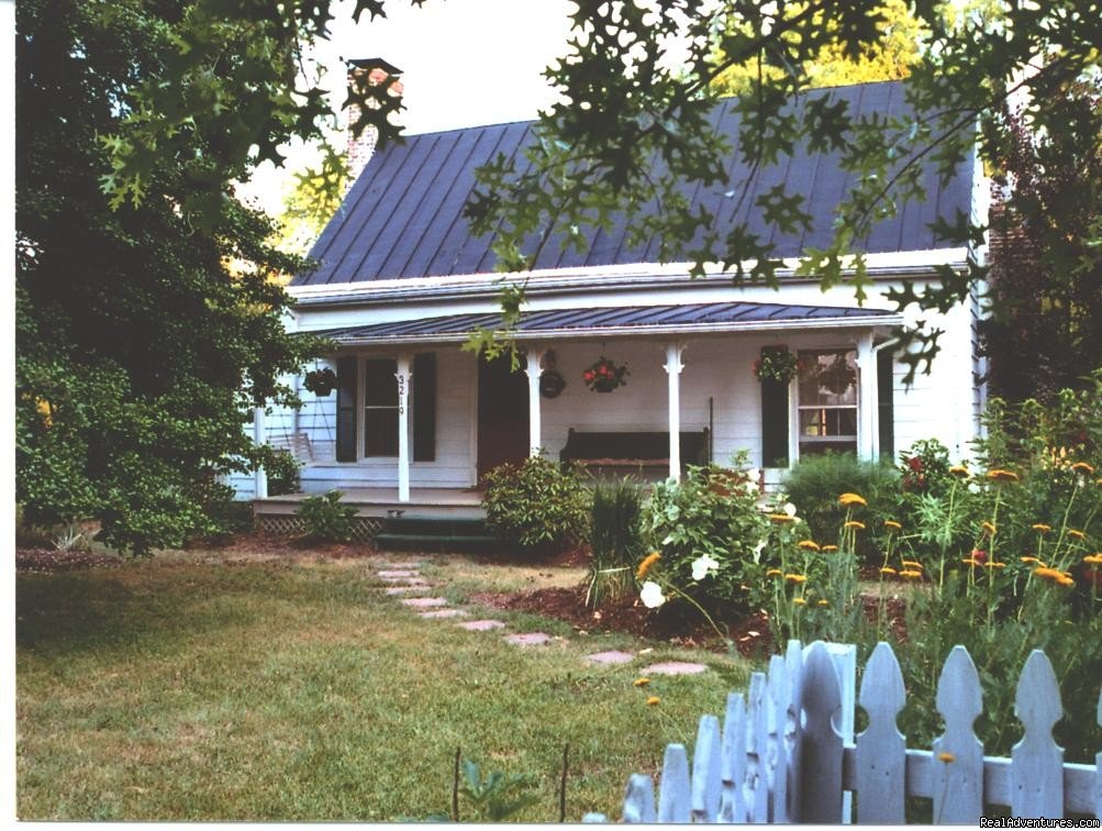 Old Home Place, Lodging | Shangrila Guest Ranch, VA - NC Horseback Riding | Image #4/7 | 