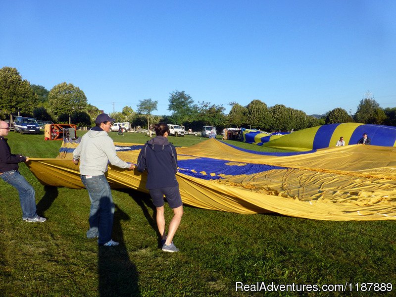 Passengers helping during preparation | Hot Air Balloon Flights From Barcelona, Spain | Image #3/21 | 