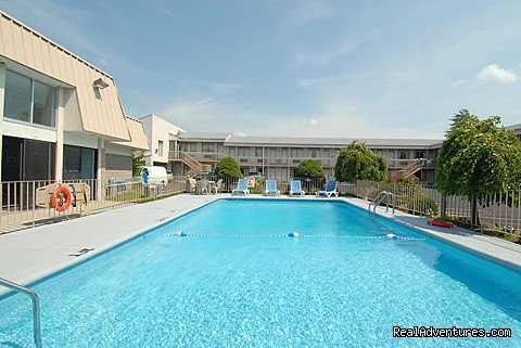 outdoor pool | Niagara Lodge & Suites, Lundy's Lane, Niagara Fall | Image #2/14 | 