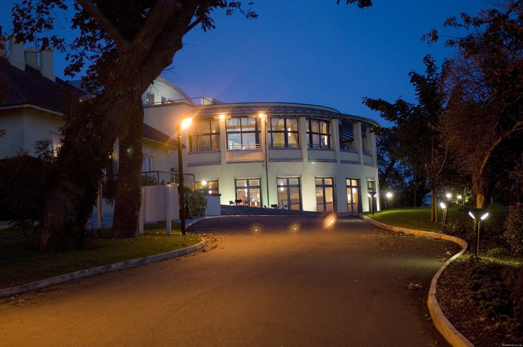 Ballyroe Heights Hotel at night | Ballyroe Heights Hotel | Image #3/9 | 