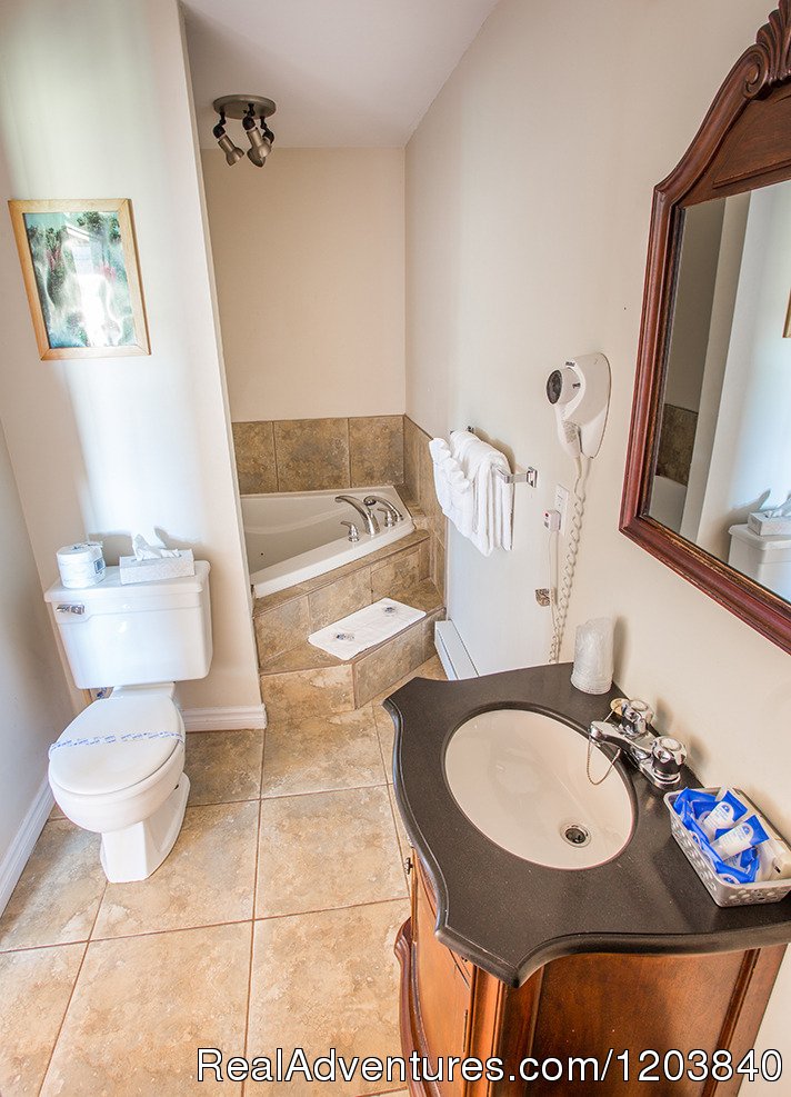 Cottage Couture main Bathroom | Canada's Best Value Inn & Suites | Image #13/26 | 