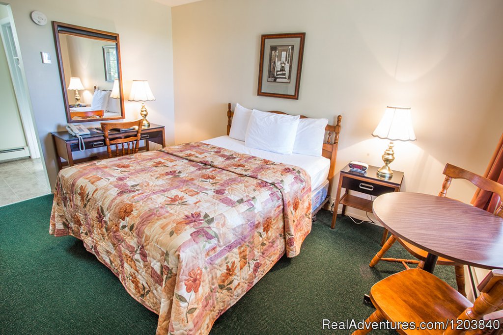 Queen Guest Room | Canada's Best Value Inn & Suites | Image #24/26 | 