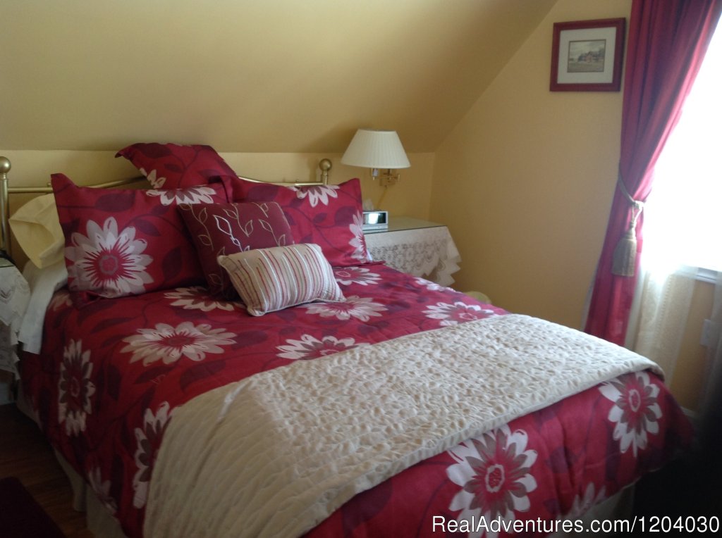 Yellow Room | Mink Basin Cottage | Image #5/8 | 