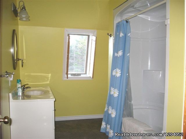 upstairs Bath | Sparkling Sunset Cottage | Image #3/11 | 