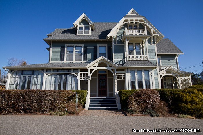 Victoria's Historic Inn, Front View | Victoria's Historic Inn and Carriage House B&B | Wolfville, Nova Scotia  | Bed & Breakfasts | Image #1/15 | 