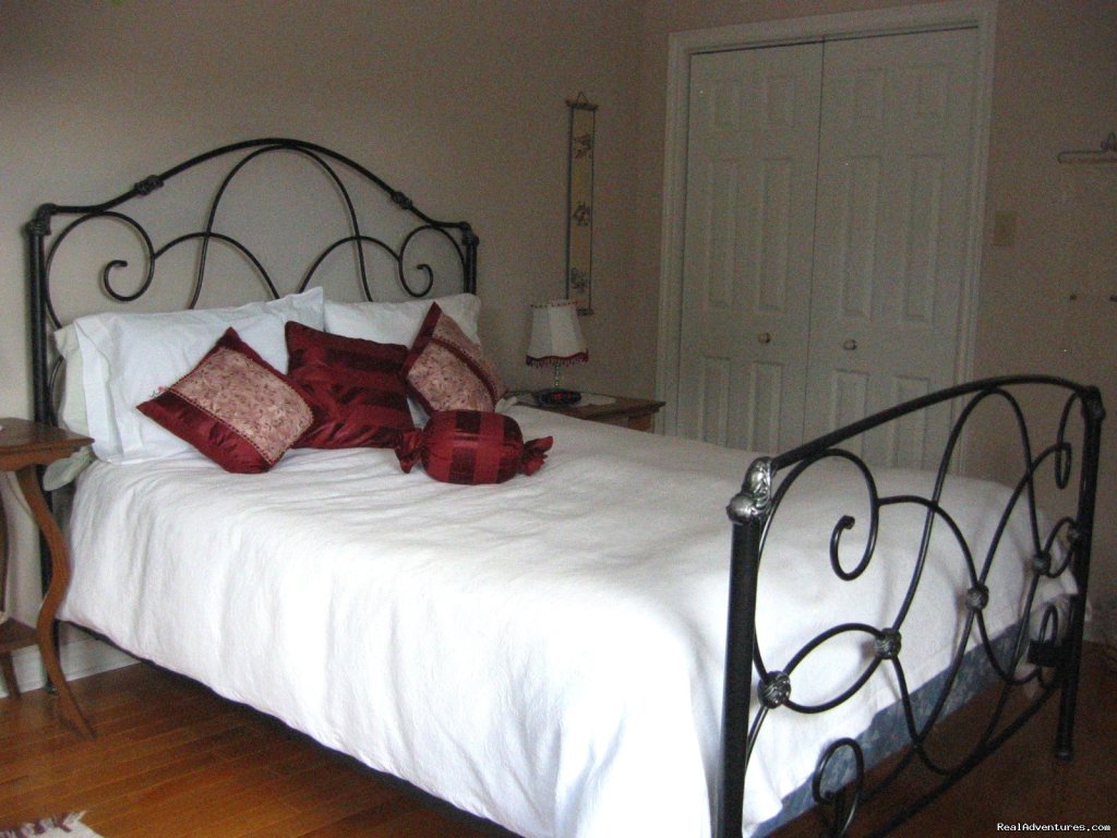 Cornelia Room | Tulips and Thistle Bed & Breakfast | Image #5/6 | 