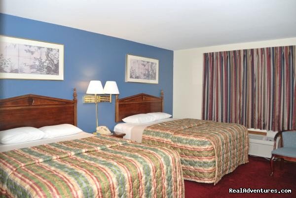 Deluxe 2 Queen Bedroom | Royal Inn | Image #2/8 | 