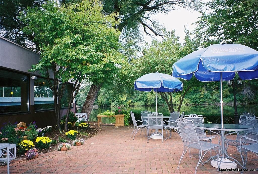 The Anchorage Patio | Hilton Milwaukee River | Image #11/22 | 