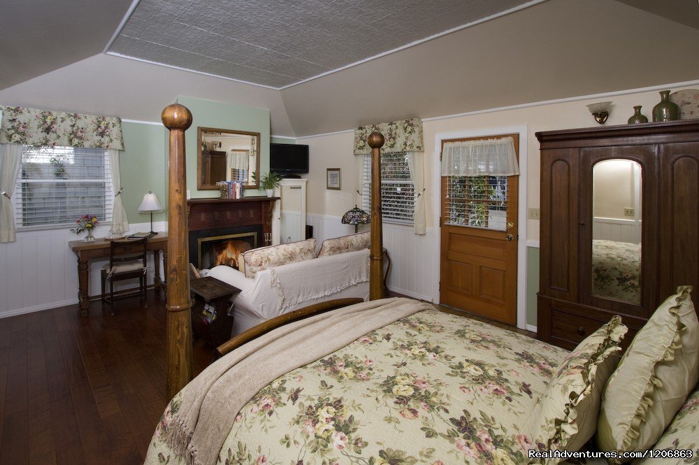 Casper Cottage | Headlands Inn Bed & Breakfast | Image #4/10 | 