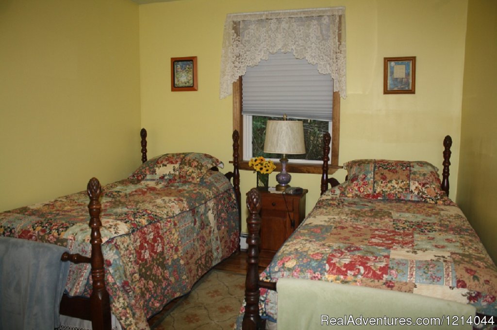 Twin Beds | Ellsworth Hummingbird Hide-Away Cottage | Image #6/7 | 