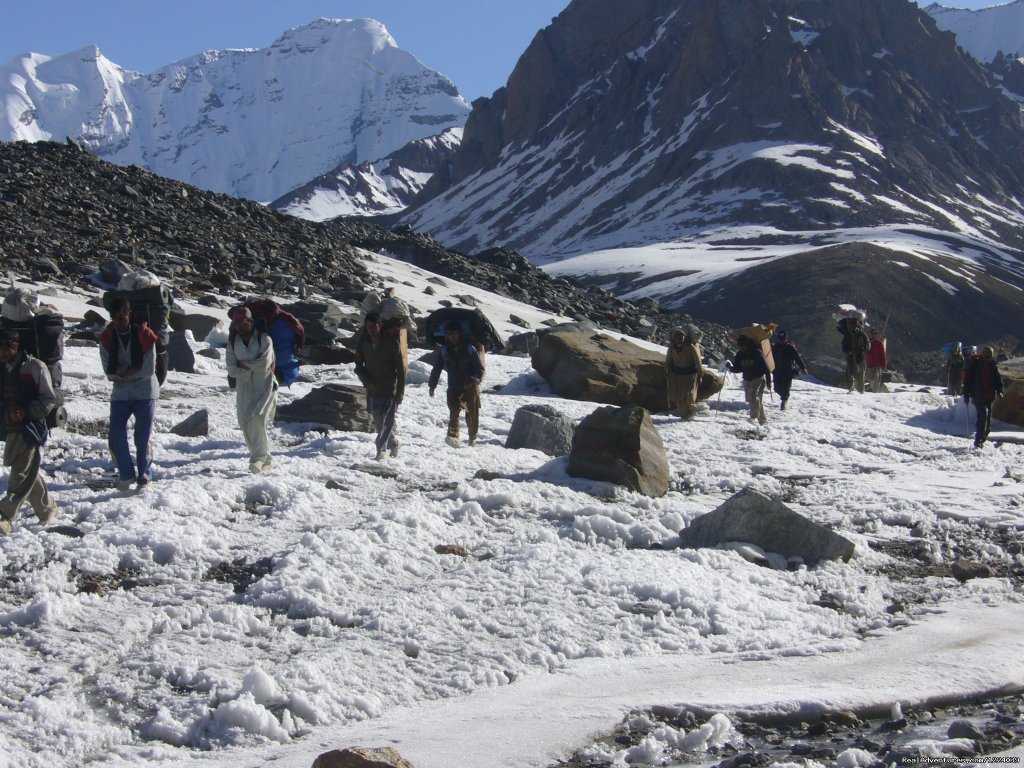 Porters Caravan on the way to Corcordia | K2 Base Camp Gondogoro-La Trek | Image #5/7 | 